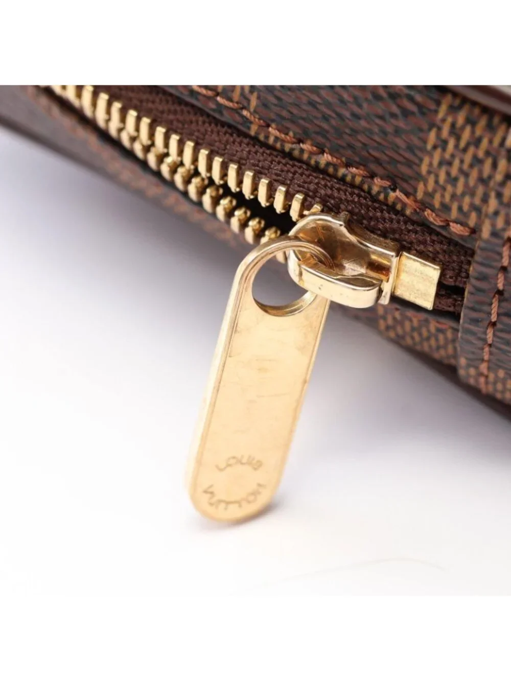 Louis Vuitton slight signs